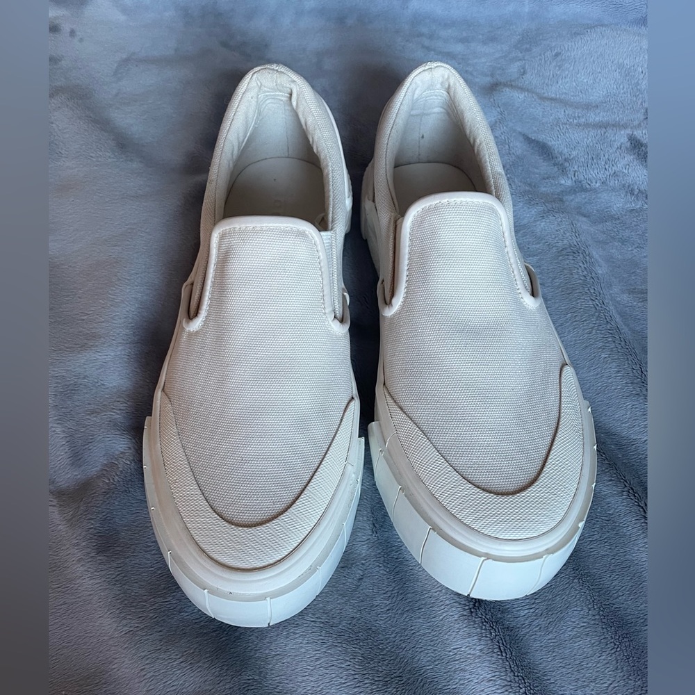 Tamaris size 39 canvas slip-on sneakers.